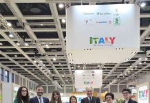 La squadra di Cso Italy a Fruit Logistica 2026 con il presidente Paolo Bruni (terzo da destra) e il direttore Elisa Macchi (seconda da destra)