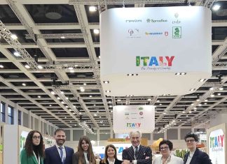 La squadra di Cso Italy a Fruit Logistica 2026 con il presidente Paolo Bruni (terzo da destra) e il direttore Elisa Macchi (seconda da destra)