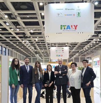 La squadra di Cso Italy a Fruit Logistica 2026 con il presidente Paolo Bruni (terzo da destra) e il direttore Elisa Macchi (seconda da destra)