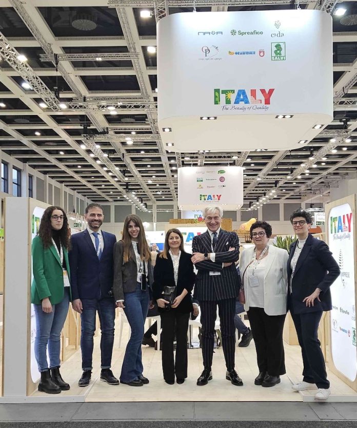 La squadra di Cso Italy a Fruit Logistica 2026 con il presidente Paolo Bruni (terzo da destra) e il direttore Elisa Macchi (seconda da destra)