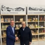 Stretta di mano fra il presidente di Brio, Gianni Amidei, e il presidente di Alce Nero, Arturo Santini, per un accordo di 5 anni