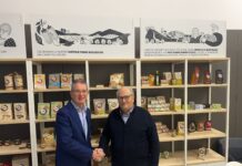 Stretta di mano fra il presidente di Brio, Gianni Amidei, e il presidente di Alce Nero, Arturo Santini, per un accordo di 5 anni