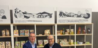 Stretta di mano fra il presidente di Brio, Gianni Amidei, e il presidente di Alce Nero, Arturo Santini, per un accordo di 5 anni