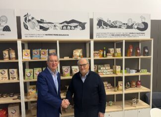 Stretta di mano fra il presidente di Brio, Gianni Amidei, e il presidente di Alce Nero, Arturo Santini, per un accordo di 5 anni