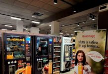 Le due macchine Oranfresh in un negozio per il succo fresco di arance o di mela