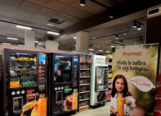 Succhi di mela self-service in gdo, il servizio del fresco premia le vendite #vocidellortofrutta Le due macchine Oranfresh in un negozio per il succo fresco di arance o di mela