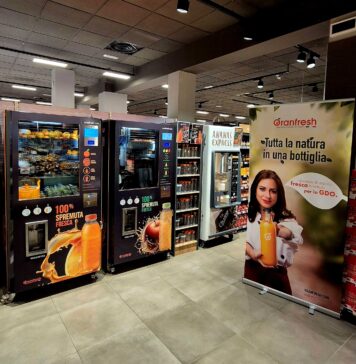 Le due macchine Oranfresh in un negozio per il succo fresco di arance o di mela