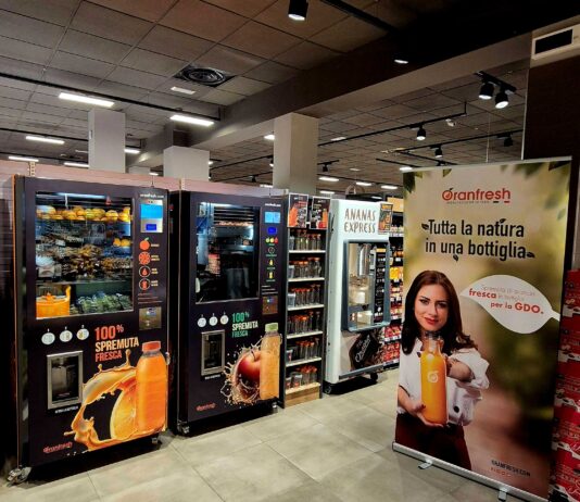 Le due macchine Oranfresh in un negozio per il succo fresco di arance o di mela