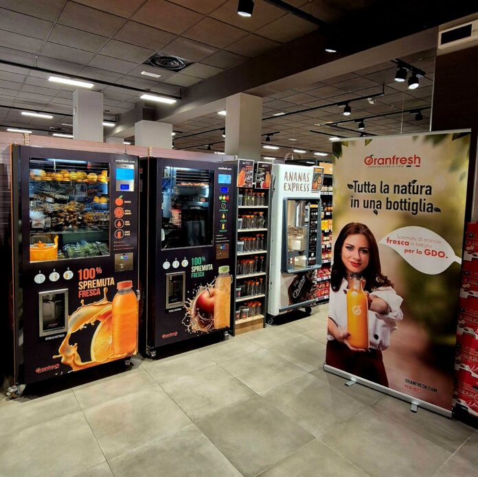 Le due macchine Oranfresh in un negozio per il succo fresco di arance o di mela