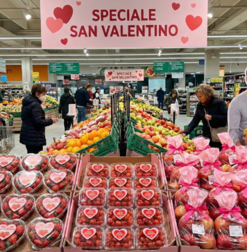 Cuori di frutta: i brand ortofrutticoli vestono i reparti per San Valentino