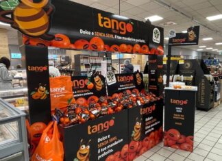 Tango Fruit rafforza la strategia in-store con le isole promozionali Isole Tango Fruit, brando distribuito da Spreafico