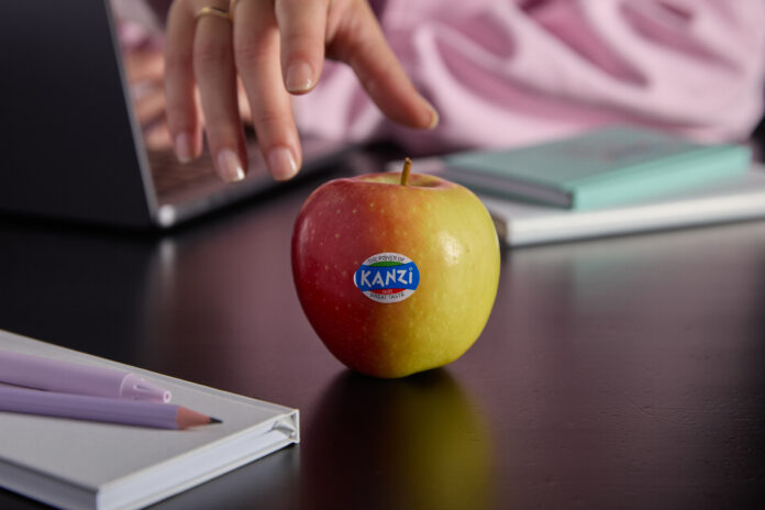 La mela Kanzi è sempre vicina ai giovani