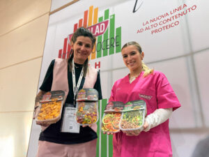 Sara Menin (direttore marketing e comunicazione de L’Insalata dell’Orto) e Giulia Becci (biologa nutrizionista) con la gamma MisSalad High Protein 100% vegetale a Macfrut