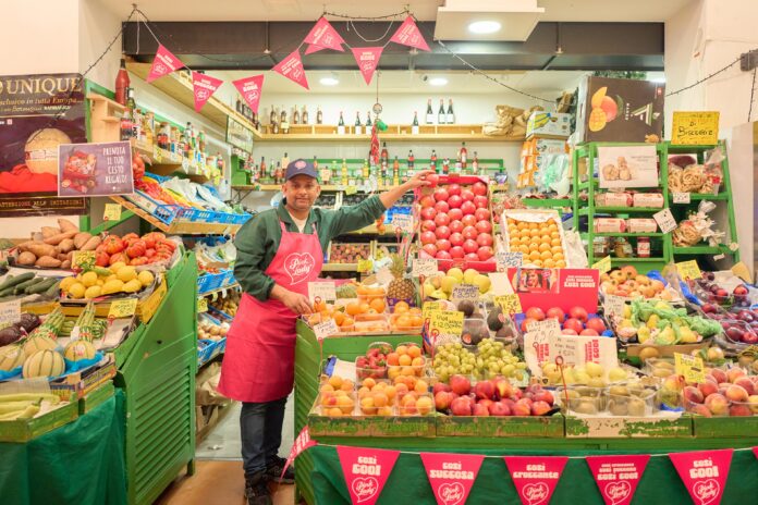 PinkLady Un negozio di un mercato rionale di Milano