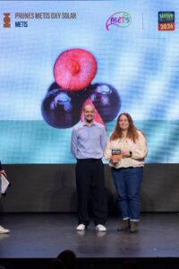 Marie Gallian e Louis Azard, del dipartimento marketing di Star Fruits, hanno partecipato alla cerimonia di premiazione Sapore dell'Anno 2026"
