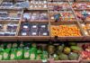 La frutta di stagione domina l'offerta in reparto ortofutta