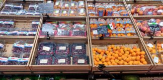 La frutta di stagione domina l'offerta in reparto ortofutta