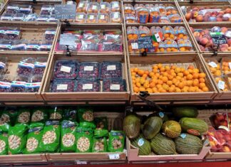 La frutta di stagione domina l'offerta in reparto ortofutta