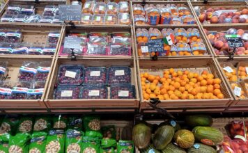 La frutta di stagione domina l'offerta in reparto ortofutta
