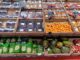 La frutta di stagione domina l'offerta in reparto ortofutta