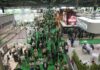 Veduta dall'alto dei padiglioni affollati della fiera dell'ortofrutta Fruit Attraction con visitatori, stand aziendali ed espositori del settore agricolo