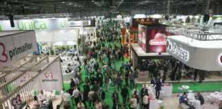 Fruit Attraction 2026, conferme e novità in attesa di ottobre Veduta dall'alto dei padiglioni affollati della fiera dell'ortofrutta Fruit Attraction con visitatori, stand aziendali ed espositori del settore agricolo