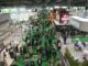 Veduta dall'alto dei padiglioni affollati della fiera dell'ortofrutta Fruit Attraction con visitatori, stand aziendali ed espositori del settore agricolo