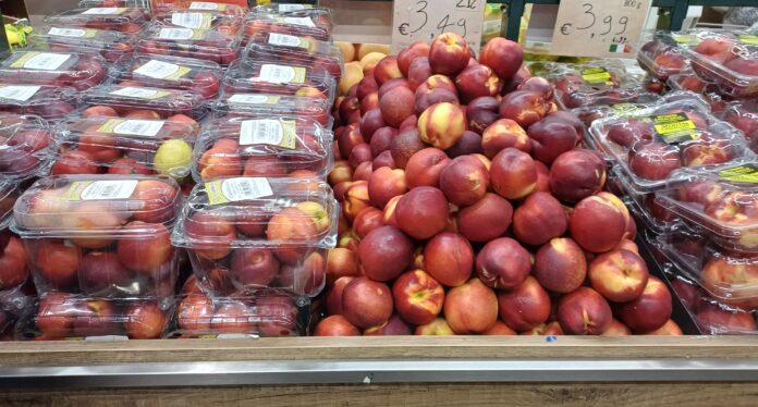 Quotazioni in calo per pesche e nettarine