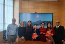 Cso Italy: il Vietnam apre al kiwi italiano Michele Fusillo e Sabrina Puntus del Servizio fitosanitario nazionale del Masaf, Simona Rubbi di Cso Italy, le 3 ispettrici Vietnamite e Renzo Moro, addetto agricolo dell’Ambasciata Italia ad Hanoi
