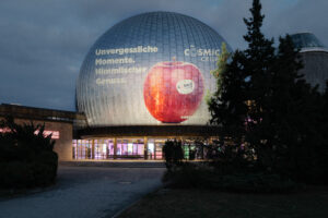 La mela Cosmic Crisp al Planetarium di Berlino