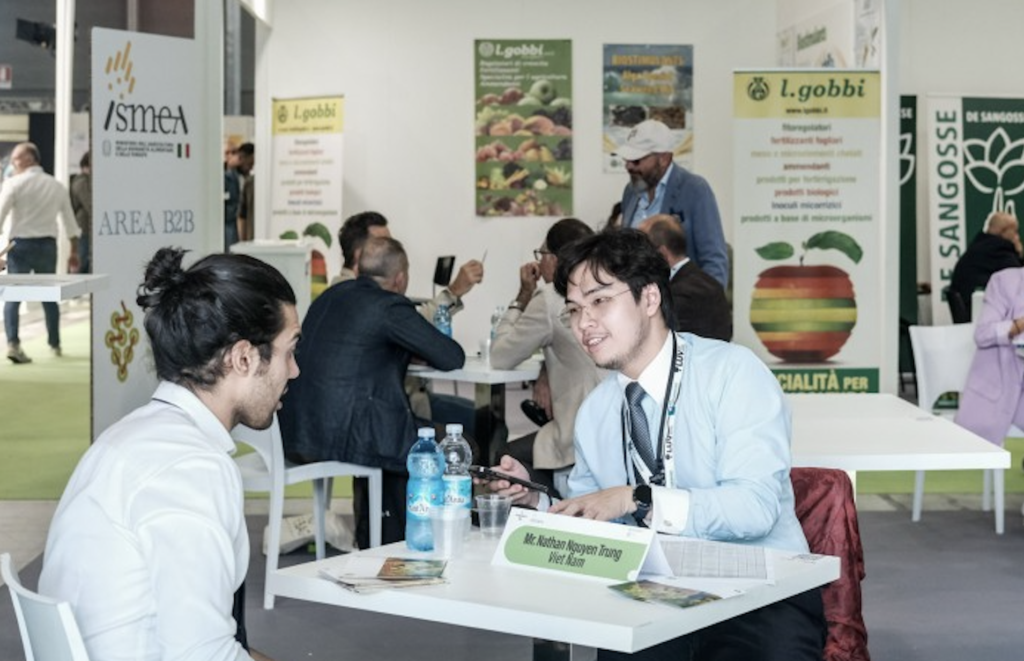 Tavolo di confronto commerciale tra buyer e operatori del settore a LUV Fiera 2026 nell'area B2B a Bari