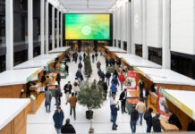 Padiglione fieristico con visitatori tra gli stand per la melicoltura a Interpoma 2026 a Fiera Bolzano
