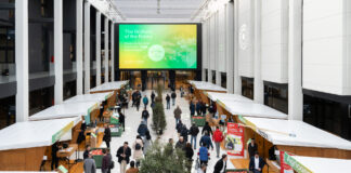 Interpoma 2026: a Bolzano il futuro della mela passa da innovazione, sostenibilità e tecnologie applicative Padiglione fieristico con visitatori tra gli stand per la melicoltura a Interpoma 2026 a Fiera Bolzano