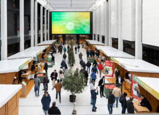 Padiglione fieristico con visitatori tra gli stand per la melicoltura a Interpoma 2026 a Fiera Bolzano