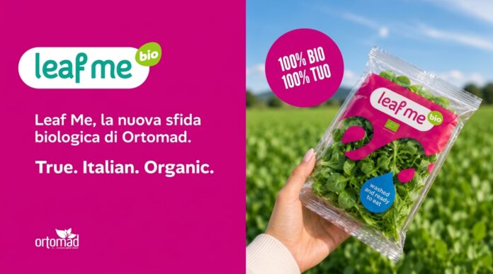 Confezione di baby leaf biologiche Leaf Me di Ortomad tenuta in mano su campo coltivato con logo e claim True Italian Organic