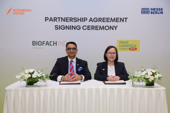 india_fruita_logistica_biofach Satyendra Mehra, direttore del gruppo e membro del consiglio di amministrazione di NürnbergMesse India, e Katrina Leung, amministratrice delegata e vicepresidente per l’Asia Pacifico di Messe Berlin, hanno firmato il Memorandum of Understanding a Mumbai il 1° settembre 2026. (Copyright: NürnbergMesse e Messe Berlin)