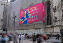 Chiquita porta la prevenzione nelle piazze di Milano e Roma La maxi affissione di Chiquita sul Duomo di Milano