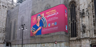 La maxi affissione di Chiquita sul Duomo di Milano