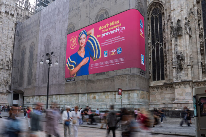 CHIQUITA_MILANO_02 La maxi affissione di Chiquita sul Duomo di Milano