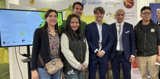 Simona Rubbi (Cso Italy, responsabile legislazione e certificazioni), l'ispettrice thailandese, Vito Claudio Nerini (Servizio Fitosanitario Regione Puglia), Massimiliano Del Core (presidente Cut- Commissione Uva da Tavola), Giacomo Suglia (vicepresidente Fruitimprese e Presidente Apero), l'ispettore thailandese;