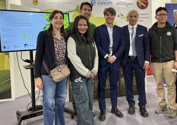 uva_cso_export Simona Rubbi (Cso Italy, responsabile legislazione e certificazioni), l'ispettrice thailandese, Vito Claudio Nerini (Servizio Fitosanitario Regione Puglia), Massimiliano Del Core (presidente Cut- Commissione Uva da Tavola), Giacomo Suglia (vicepresidente Fruitimprese e Presidente Apero), l'ispettore thailandese;