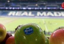 Vog schiera la sua squadra di mele allo stadio Bernabeu di Madrid #fruitattraction26