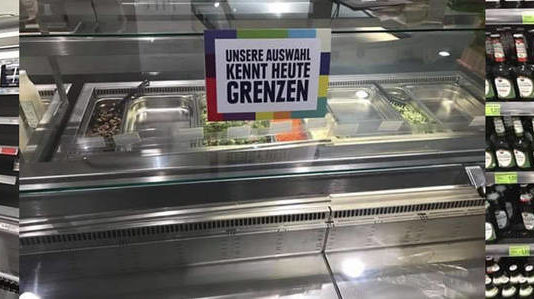 La provocazione di Edeka: scaffali vuoti e cartelli di commento per i clienti