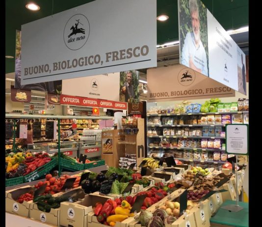 L'isola dell'ortofrutta bio Simply con Brio e AlceNero presso i pdv toscani dell'insegna