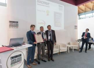Andrea Ventura, managing director di Cefla Shopfitting, Renzo Piraccini, presidente di Cesena Fiera, e con Antonio Boschetti, direttore dell'Informatore Agrario