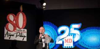 Patrizio Podini sul palco festeggia i suoi 80 anni e i 25 di MD