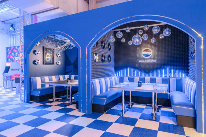 FOTO 5_SEDUTEPEPSI_DINER_MILAN_AG0146