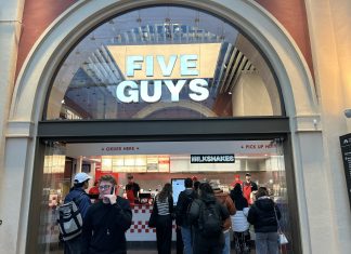 Gli hamburger Five Guys arrivano a Torino Porta Nuova Gli hamburger Five Guys arrivano a Torino Porta Nuova