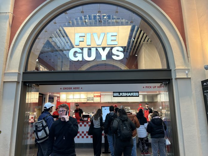 Gli hamburger Five Guys arrivano a Torino Porta Nuova