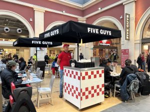 Gli hamburger Five Guys arrivano a Torino Porta Nuova